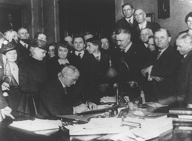 Figure 23.13 Surrounded by prominent “dry workers,” Governor James P. Goodrich of Indiana signs a statewide bill to prohibit alcohol.