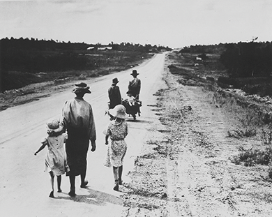 Figure 26.7 Sharecroppers and tenant farmers suffered enormously during the Great Depression. The STFU was created to help alleviate this suffering, but many farmers ending up taking to the road, along with other Dust Bowl refugees, on their way to California.